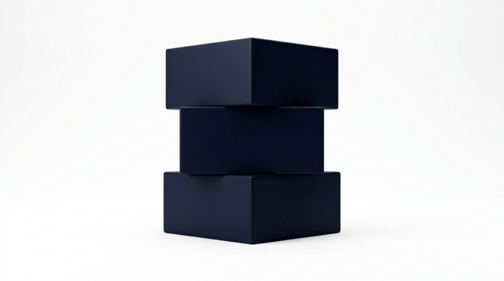 Tres bloques rectangulares con acabado mate de color azul oscuro apilados simétricamente uno sobre otro, situados en el centro sobre un fondo blanco puro con sombras muy sutiles en la base.